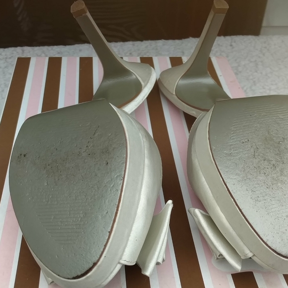 Shoe - Picture 3 of 3